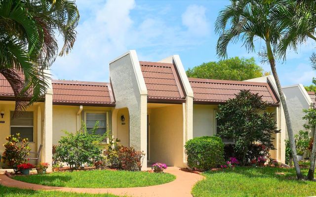 175 Lake Susan Lane, West Palm Beach, FL 33411