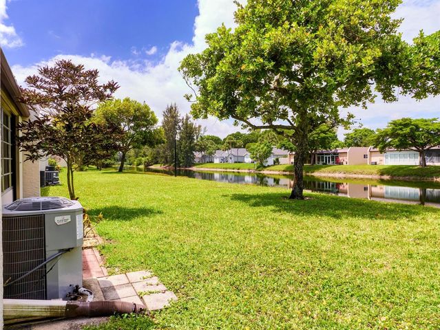 175 Lake Susan Lane, West Palm Beach, FL 33411
