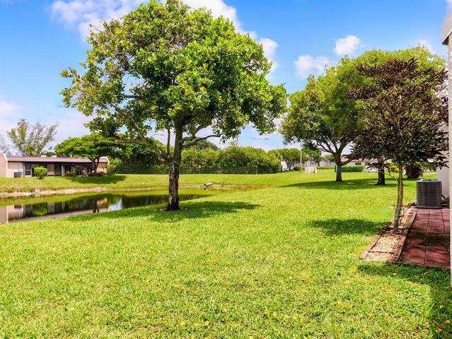 175 Lake Susan Lane, West Palm Beach, FL 33411