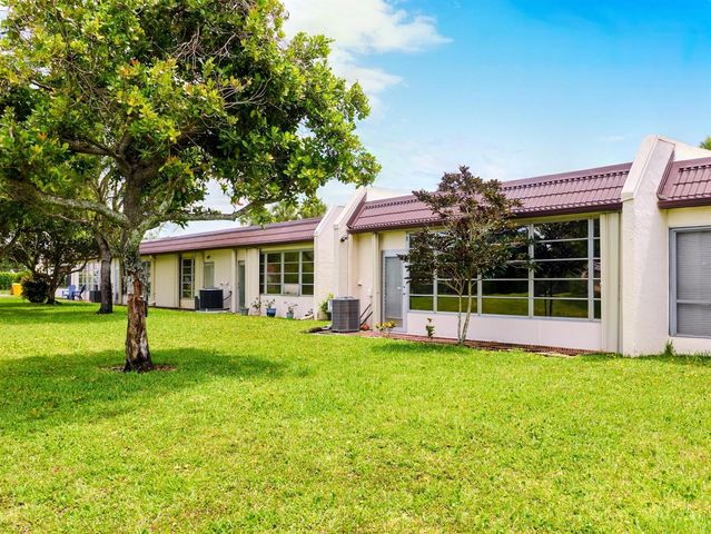 175 Lake Susan Lane, West Palm Beach, FL 33411