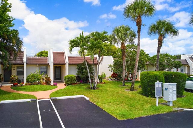 175 Lake Susan Lane, West Palm Beach, FL 33411