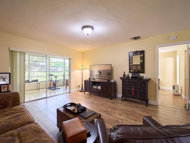 175 Lake Susan Lane, West Palm Beach, FL 33411