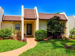175 Lake Susan Lane, West Palm Beach, FL 33411