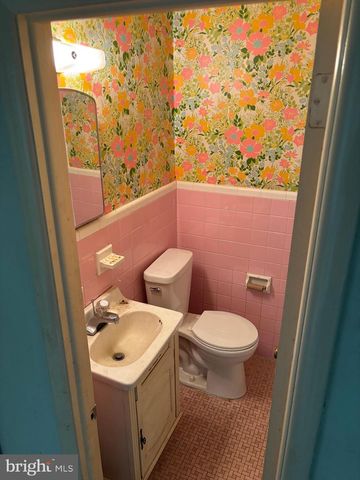2406 MARLETON DR, Wilmington, DE 19810
