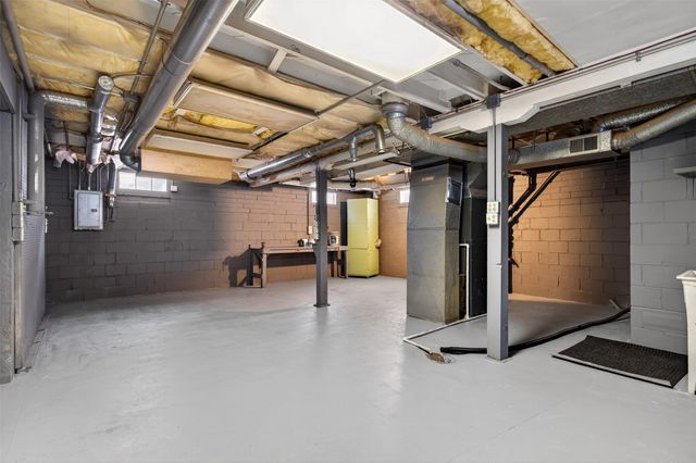 702 Maxwelton Drive, Des Moines, IA 50315