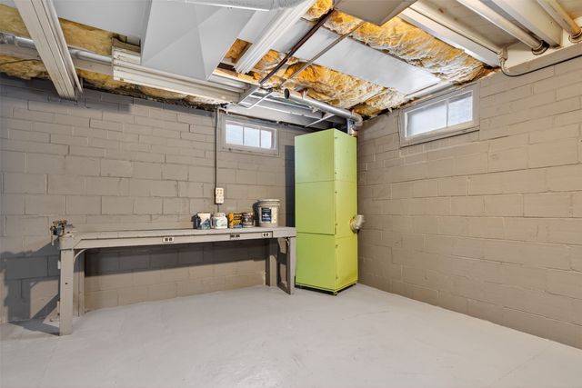 702 Maxwelton Drive, Des Moines, IA 50315