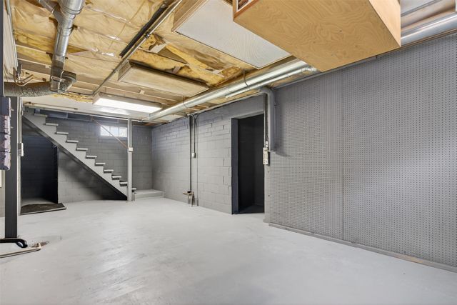 702 Maxwelton Drive, Des Moines, IA 50315