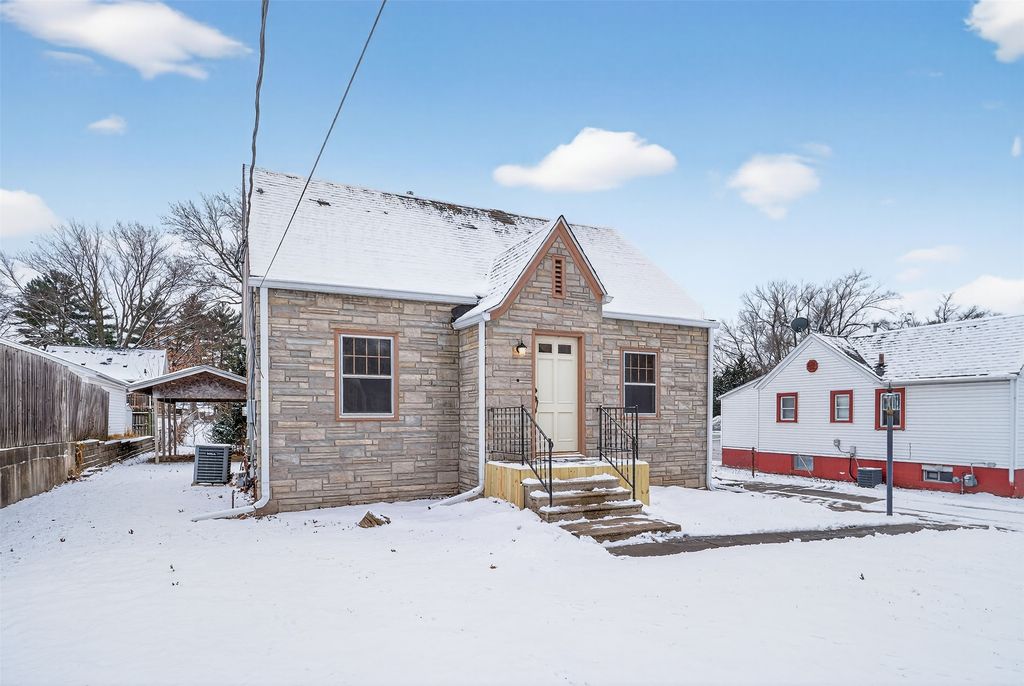 702 Maxwelton Drive, Des Moines, IA 50315