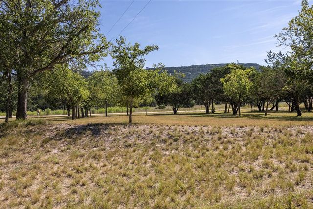 363 Elm Pass 2 Rd, Center Point, TX 78010