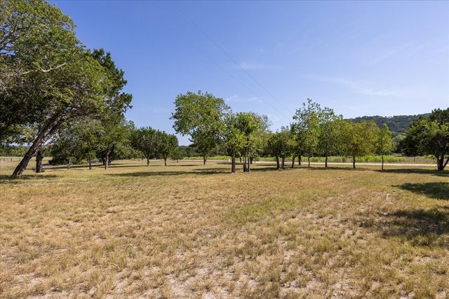 363 Elm Pass 2 Rd, Center Point, TX 78010