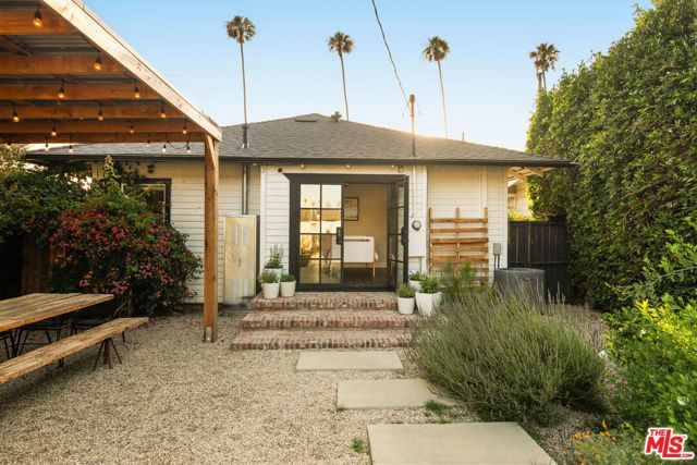 3434 7th Avenue, Los Angeles, CA 90018