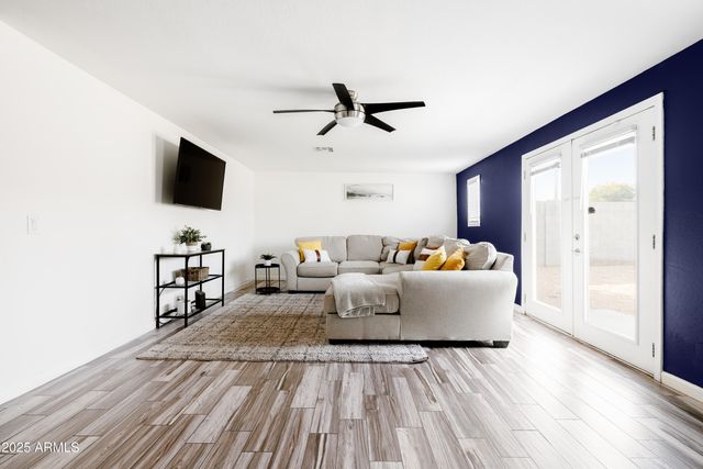 2318 W PINCHOT Avenue, Phoenix, AZ 85015