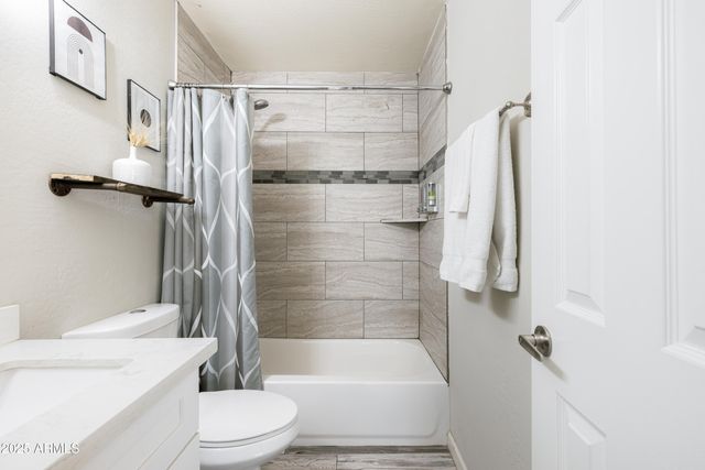 2318 W PINCHOT Avenue, Phoenix, AZ 85015