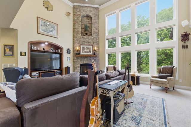 100 Lakecrest Cir, Hendersonville, TN 37075