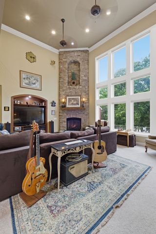 100 Lakecrest Cir, Hendersonville, TN 37075