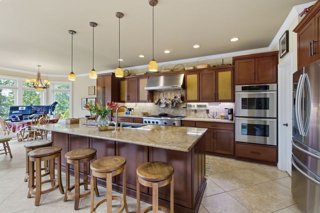 100 Lakecrest Cir, Hendersonville, TN 37075