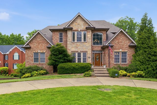 100 Lakecrest Cir, Hendersonville, TN 37075