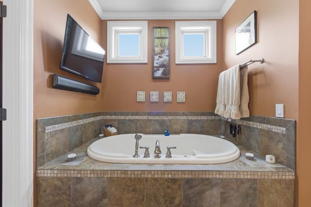 100 Lakecrest Cir, Hendersonville, TN 37075
