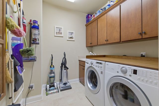 100 Lakecrest Cir, Hendersonville, TN 37075
