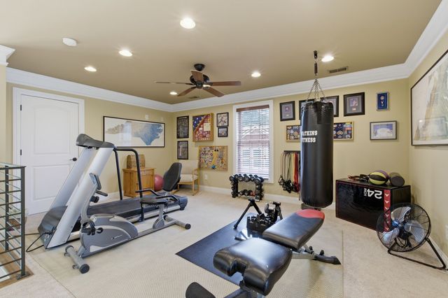 100 Lakecrest Cir, Hendersonville, TN 37075