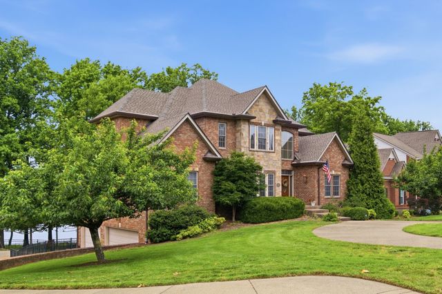 100 Lakecrest Cir, Hendersonville, TN 37075