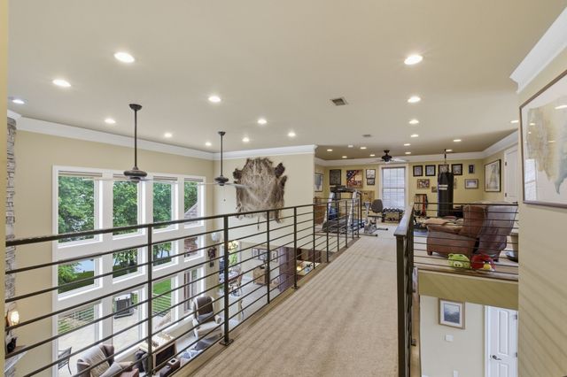 100 Lakecrest Cir, Hendersonville, TN 37075