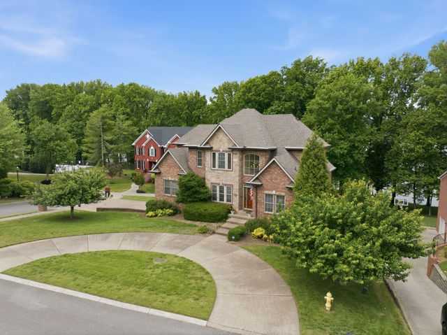 100 Lakecrest Cir, Hendersonville, TN 37075