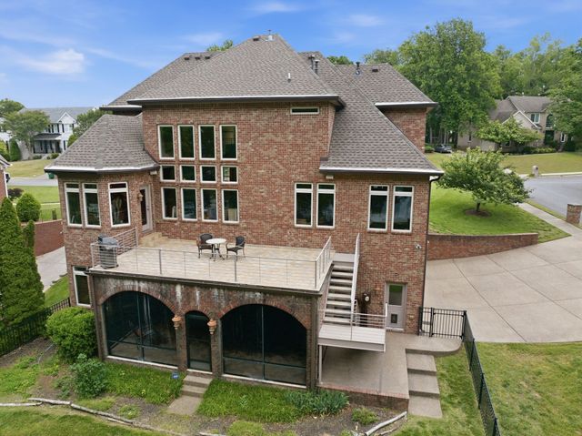 100 Lakecrest Cir, Hendersonville, TN 37075