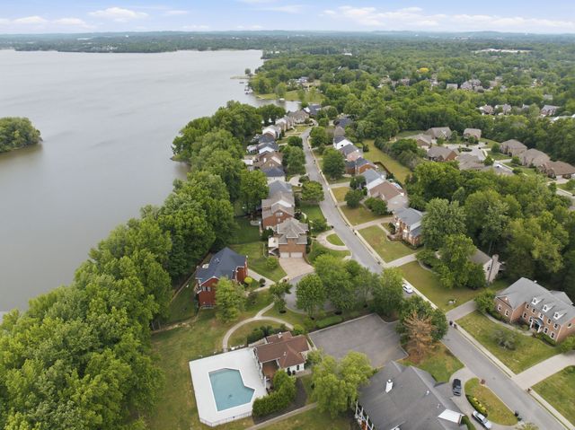 100 Lakecrest Cir, Hendersonville, TN 37075