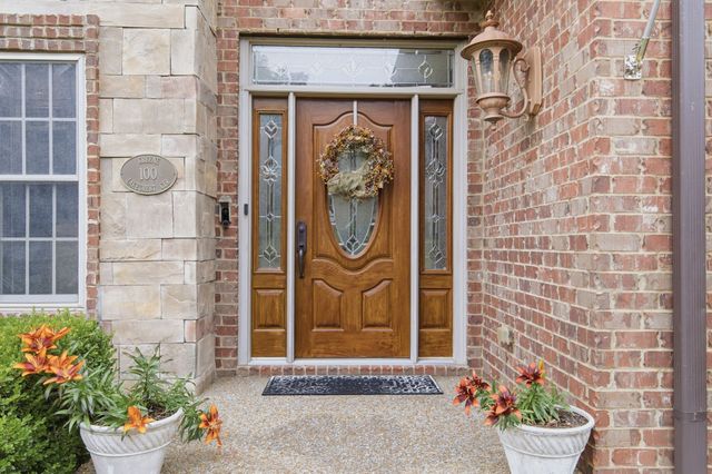 100 Lakecrest Cir, Hendersonville, TN 37075