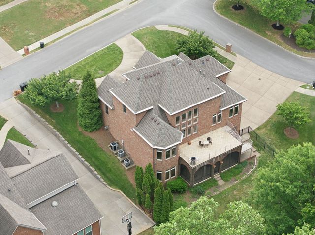 100 Lakecrest Cir, Hendersonville, TN 37075