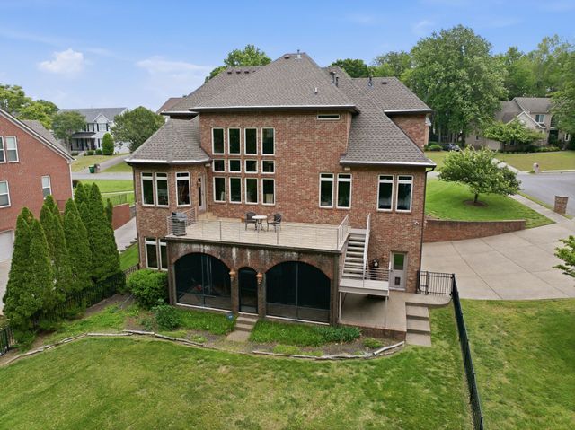 100 Lakecrest Cir, Hendersonville, TN 37075