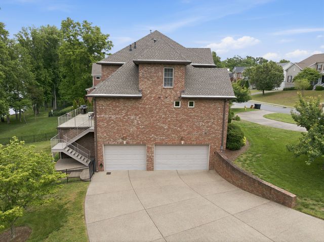 100 Lakecrest Cir, Hendersonville, TN 37075