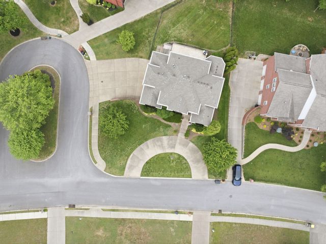 100 Lakecrest Cir, Hendersonville, TN 37075