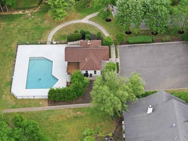 100 Lakecrest Cir, Hendersonville, TN 37075
