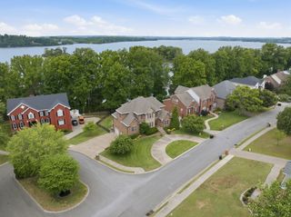 100 Lakecrest Cir, Hendersonville, TN 37075