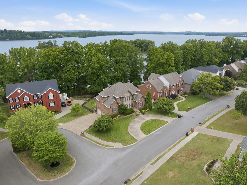 100 Lakecrest Cir, Hendersonville, TN 37075