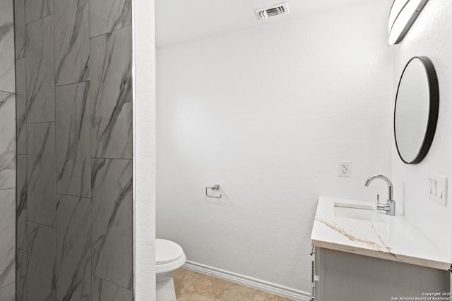 1034 County Road 6710, Natalia, TX 78059