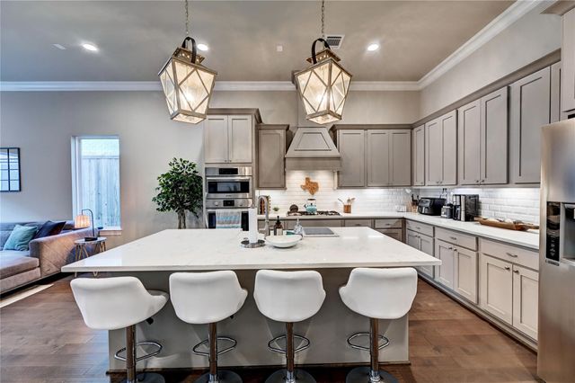131 Mcgoey Circle, Shenandoah, TX 77384