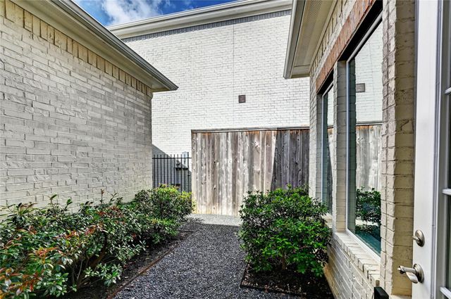 131 Mcgoey Circle, Shenandoah, TX 77384