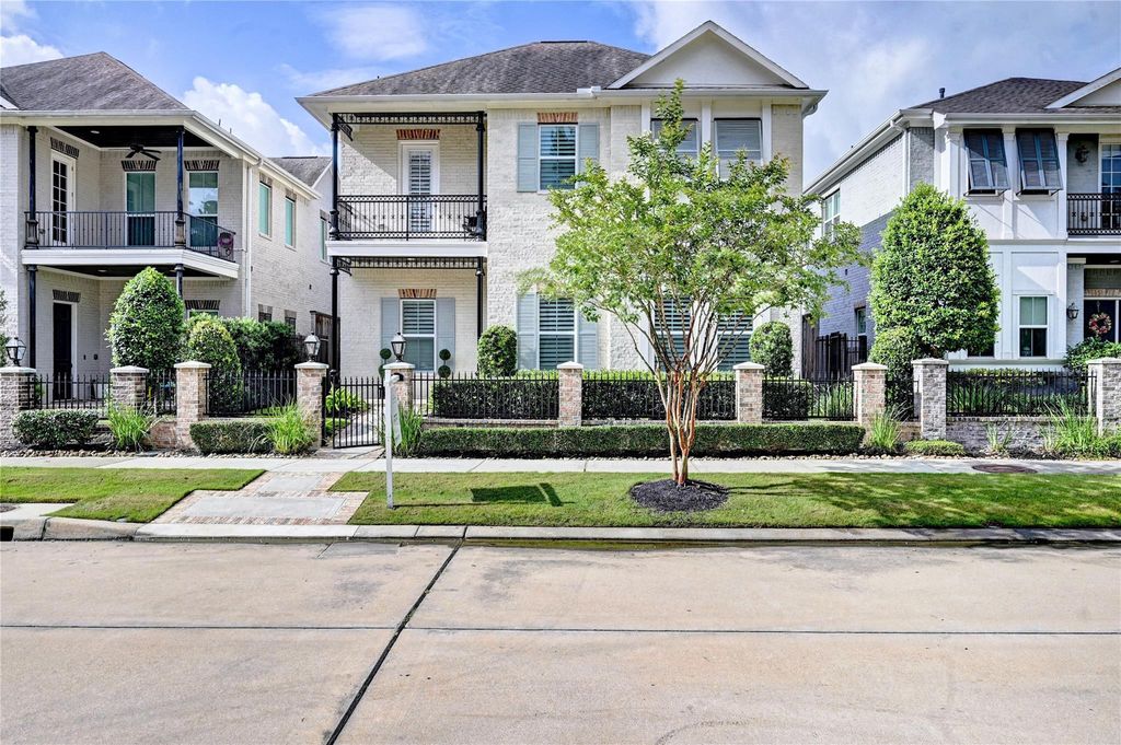 131 Mcgoey Circle, Shenandoah, TX 77384