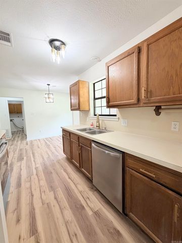 15 Patrick Henry, White Hall, AR 71602