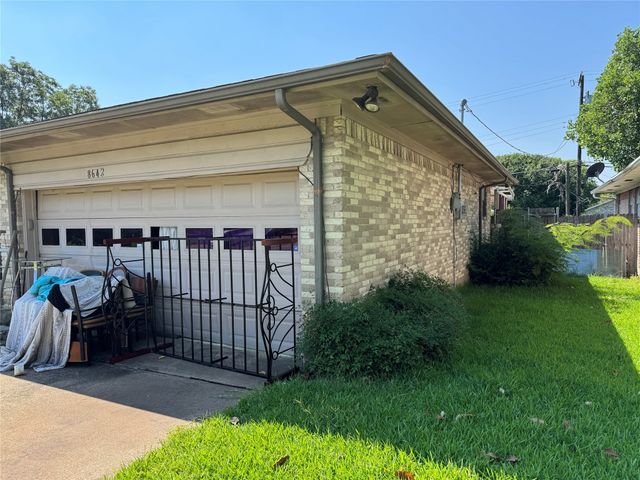 8642 Barclay Street, Dallas, TX 75227