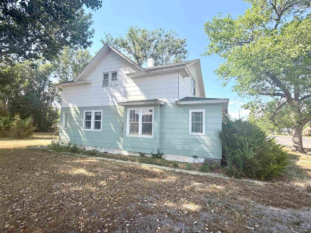 326 Oregon Ave, Lovell, WY 82431 photo 4