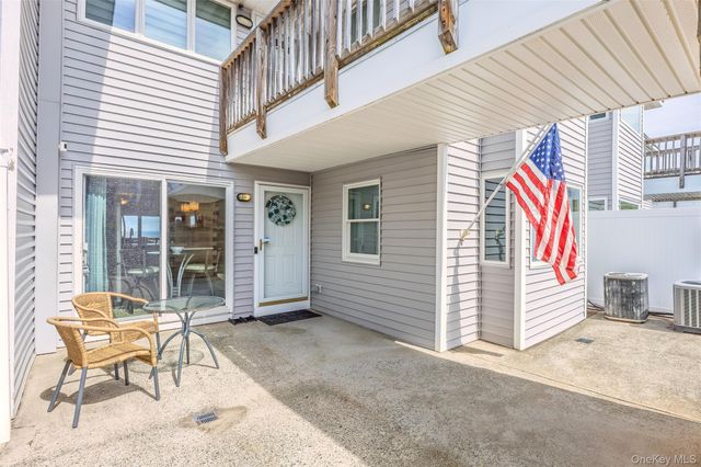 805 Bluffs Drive N, Baiting Hollow, NY 11933
