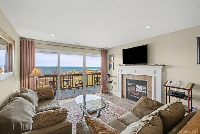 805 Bluffs Drive N, Baiting Hollow, NY 11933