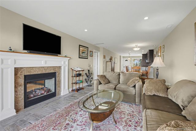 805 Bluffs Drive N, Baiting Hollow, NY 11933