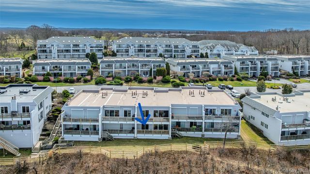 805 Bluffs Drive N, Baiting Hollow, NY 11933