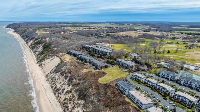 805 Bluffs Drive N, Baiting Hollow, NY 11933