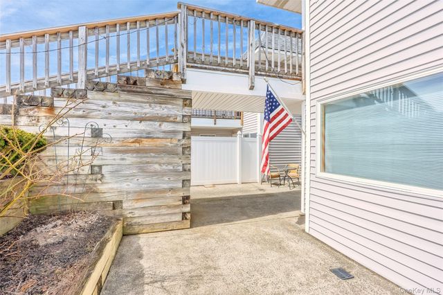 805 Bluffs Drive N, Baiting Hollow, NY 11933